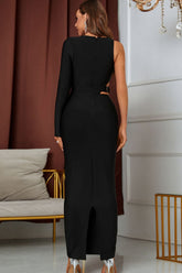 Robe longue fendue à une manche et découpes avec détails en anneau